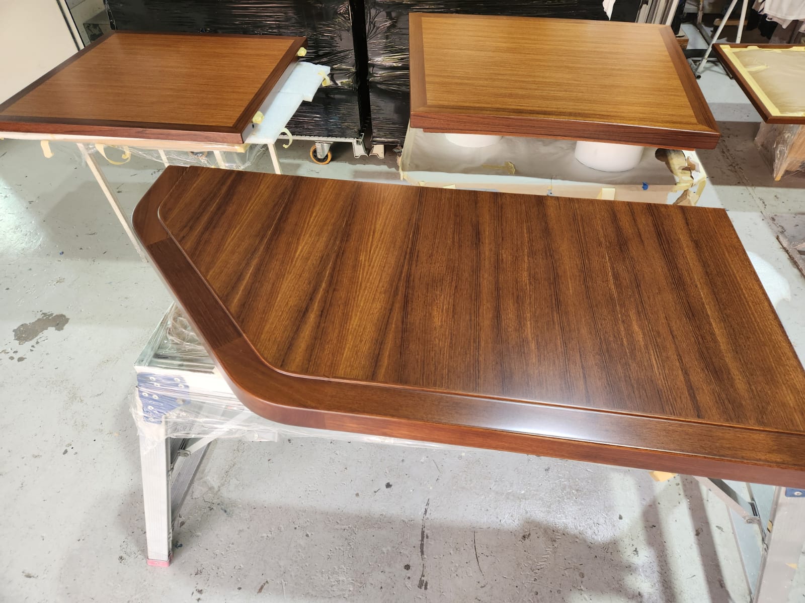 Yacht varnishing — gloss varnish coating on teak brightwork